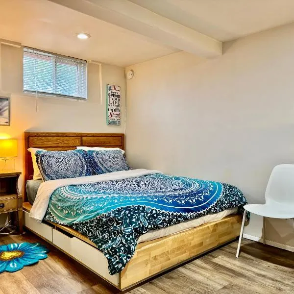 Cozy Private Room with Shared Bathroom on the 1st Floor - Conveniently Located near SeaTac Airport and Downtown, hotel in Seattle