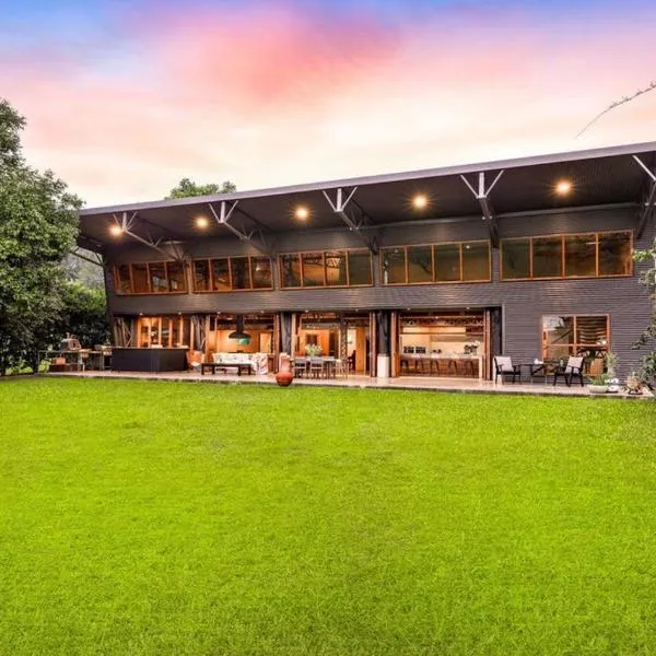 Luxury on Lake Tinaroo Lakefront Living, hotel in Yungaburra