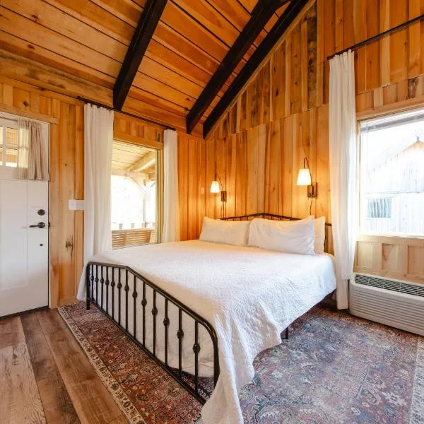Cozy King Cabin Near Waterfalls & Center Hill Lake Cabin 3, hotel em Smithville
