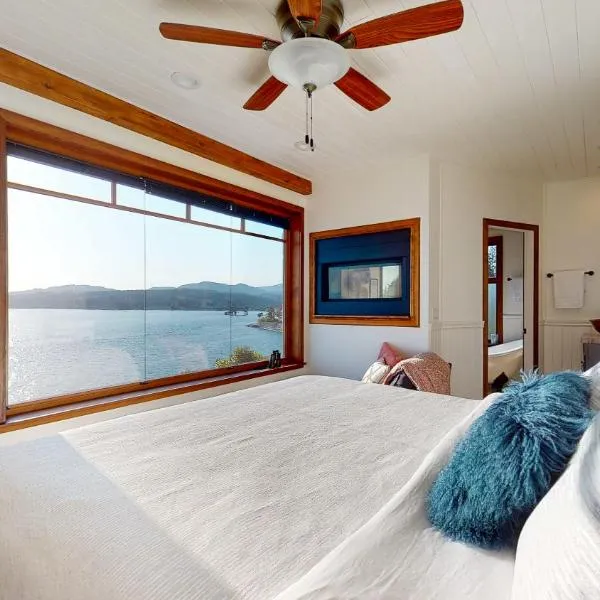 Beach Hideaway Sea to Sky Loft, hotel v destinaci Sechelt