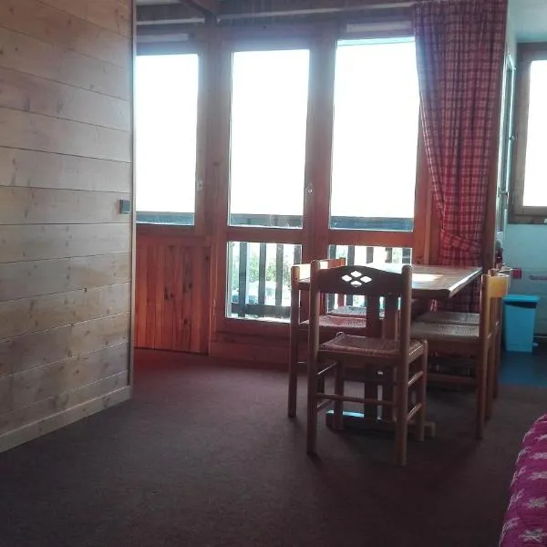 Appartement 5 personnes 31 m2 une chambre à Montchavin, proche pistes, commerces, balcon avec vue montagne – hotel w mieście La Plagne Tarentaise