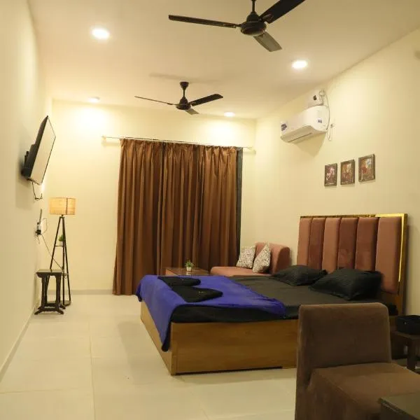 Ivy Bliss Studio with Common Pool, B 10, Karjat, hotel in Karjat