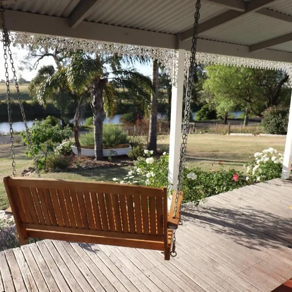 Bylands Cottage Historic Home - Tambo river views and pet friendly, hotel en Swan Reach