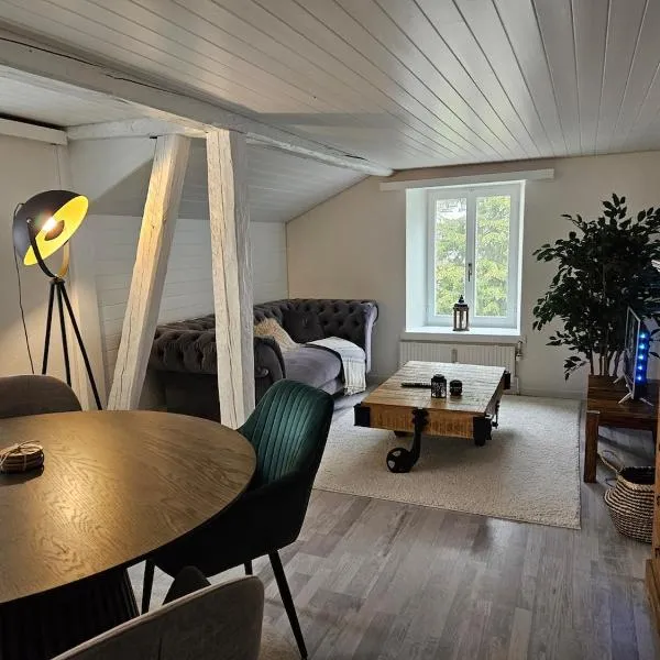 Attic apartment with private terrace, hotel in Walenstadt
