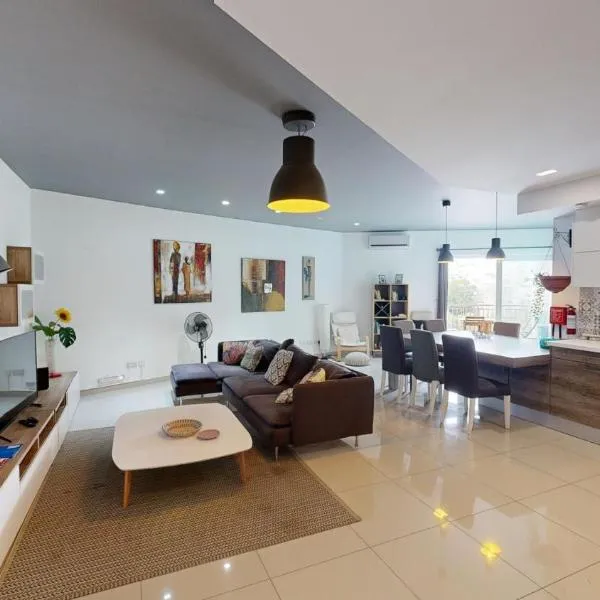 Urban Family Retreat Modern Apartment With BBQ, hotel v destinaci St Julian's