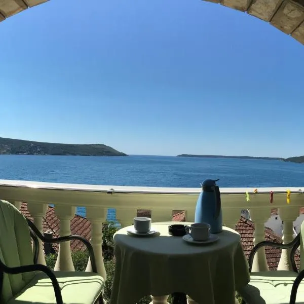 Garni Hotel Bokeška Noć, отель в Херцег-Нови