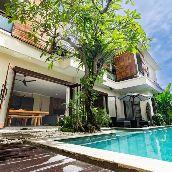 Villa Tepi Sungai a luxurious, under new management, 6 bedroom 620 sqm retreat featuring a stunning 15 meter pool and dedicated childrens room with 4 bunk beds newly renovated in Seminyak、レギャンのホテル