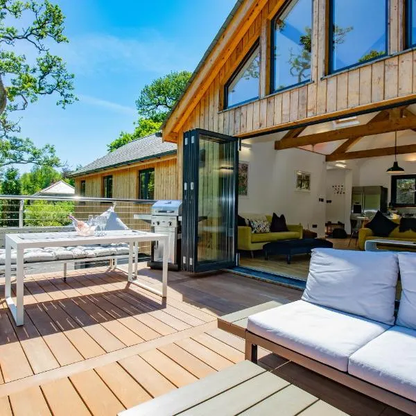 Tresillian Lodge Waterfront, Forest, Hot tub,Sauna, hotel v destinaci Truro