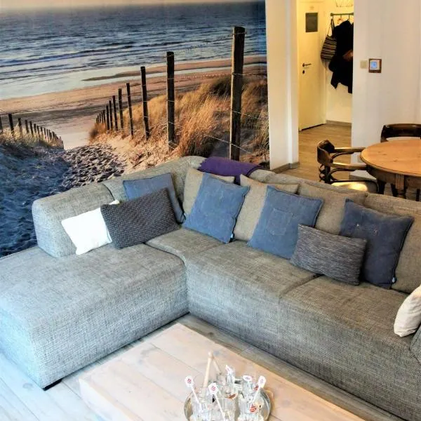 Cosy gezellig app met aparte gastenkamer op 30meter van strand privé garage, hotell i Koksijde
