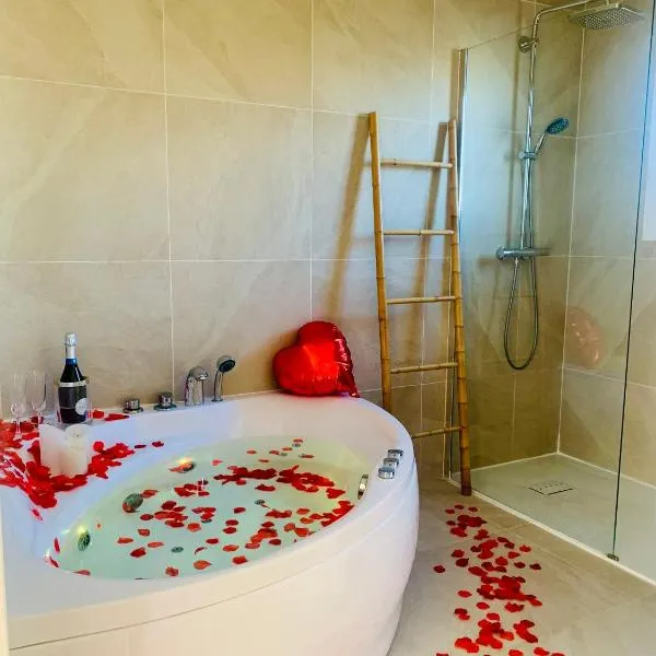 Provensa - love room avec balneo et terrasse avec vue, hotel v destinaci Pertuis