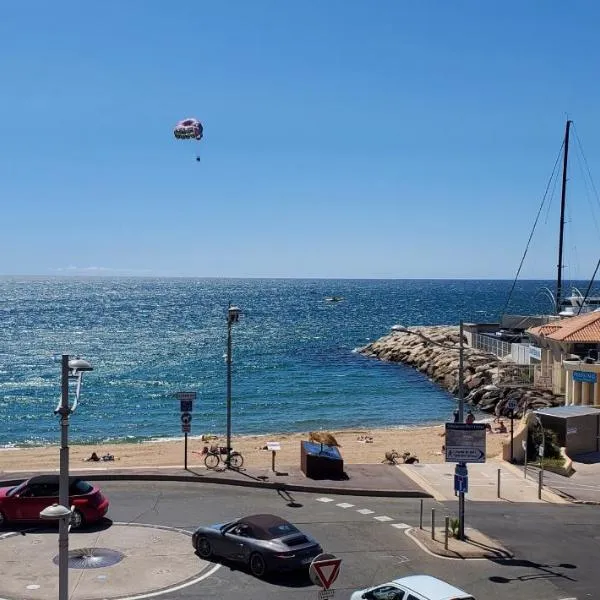 LE CAPITOLE Vue mer Studio cabine 27m2 les pieds dans leau 2 adultes 2 enfants clim et garage, hôtel à Fréjus