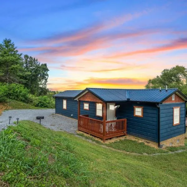 Brand New Tiny Cabin! A Bearly Adventure, hotel in Sevierville
