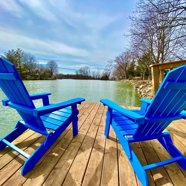 Creekside Cottage - kayak, SUP, fishing, game room, steps to the beach, hotel in Kingsville