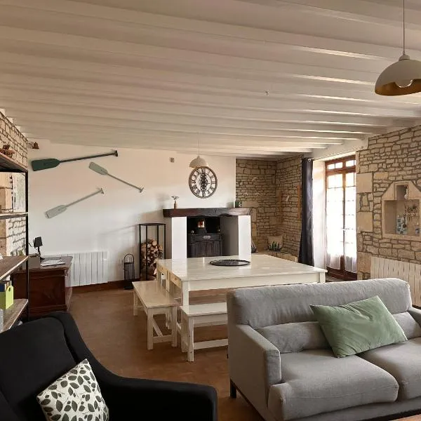 Une maraîchine en bord de conche avec barque sans linge de maison, hotel in Arçais