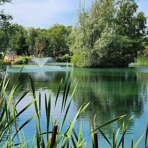 Lakefront Lodge Fishing Lakes 5 Star Country Park M, hotel v destinaci Little Habton