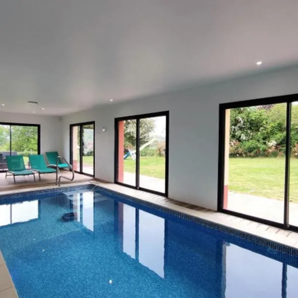 Maison avec Piscine intérieure privée sans vis à vis chauffée toute l année، فندق في Quiévrecourt