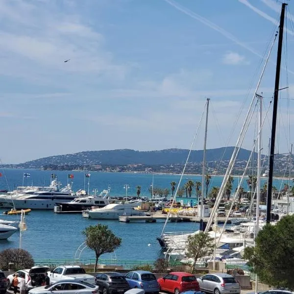 LE CAPITOLE Vue mer Studio cabine 27m2 2 adultes 2 enfants avec climatisation et garage, hôtel à Fréjus