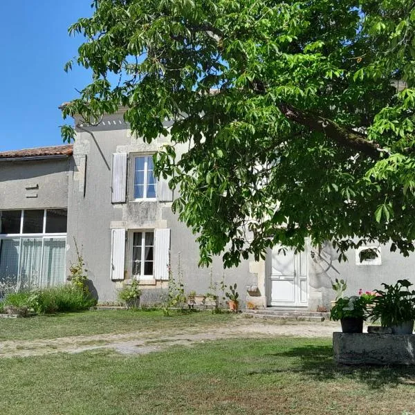 Chez Eugène et Valérie, hôtel à Saint-Cybardeaux