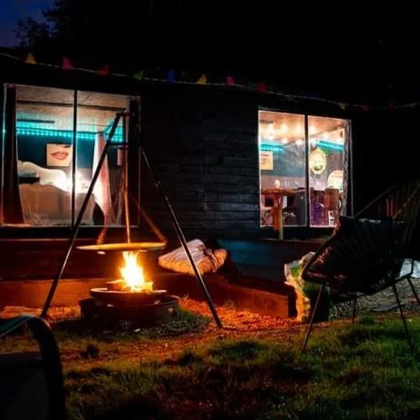 NEW RENOVATED FARM river view Cabin with wood burner pet friendly fire pit bbq, hotel in Bramfield