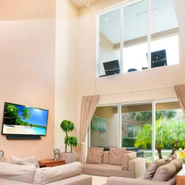 Luxury Disney Villa 3BR Each with Private Bath 5 Mins to Parks, hôtel à Orlando