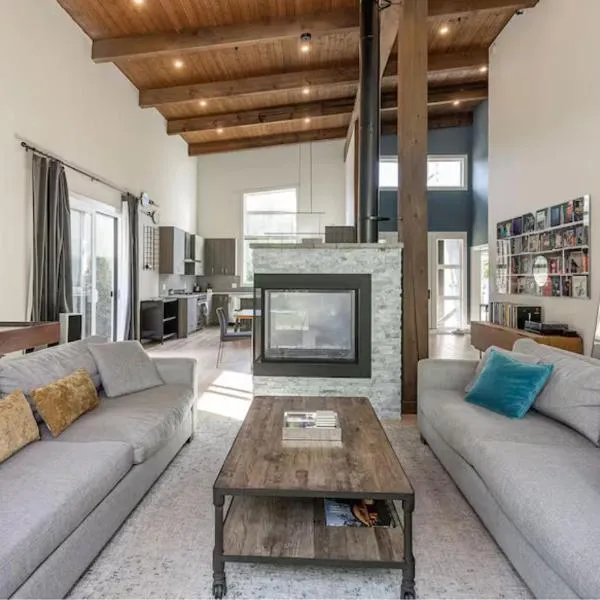 Large Modern Home in Squamish, hotel v destinaci Squamish