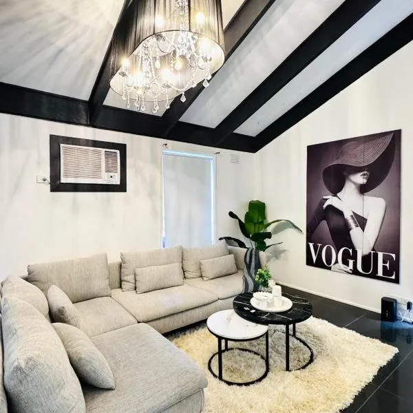 Modern Escape with Open Yard, hotel v destinaci Melton