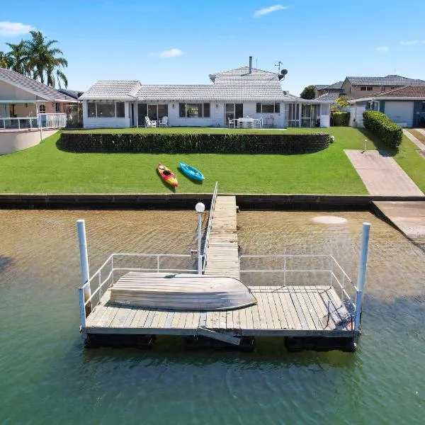Deja Bleu - great family home with jetty, hotel in Port Macquarie