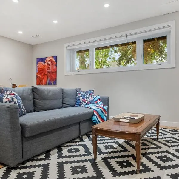 Cozy and Welcoming 2BR Basement Suite In The Heart of Calgary, hotel in Calgary