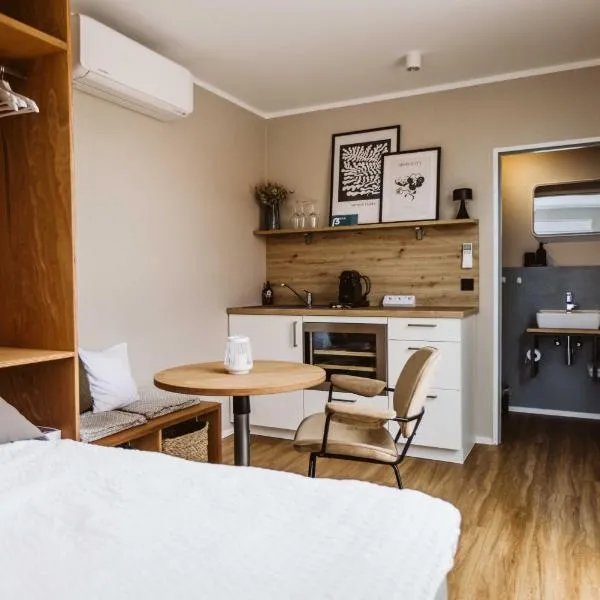 Moderne Tiny Houses am Weingut, готель у місті Uelversheim