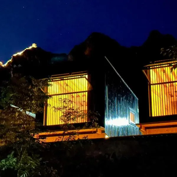 Black Stone Hilltop Great Wall Lodge, hotel en Simataicun