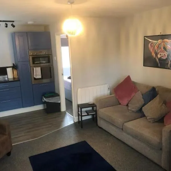 Captivating 1-Bed Apartment in Hednesford, hótel í Cannock