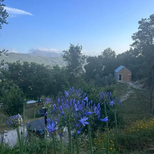 Monkey Tiny Barnhouse with amazing views!, hotel v destinaci Folhadosa