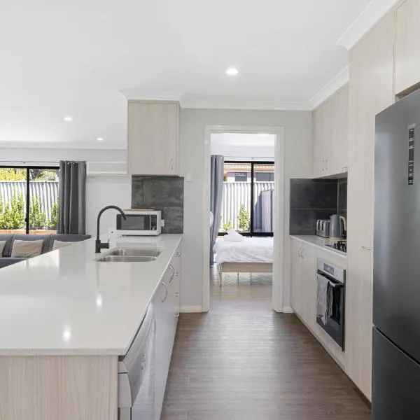 5 Bedroom Home meters from the beach, hotel v mestu Geographe