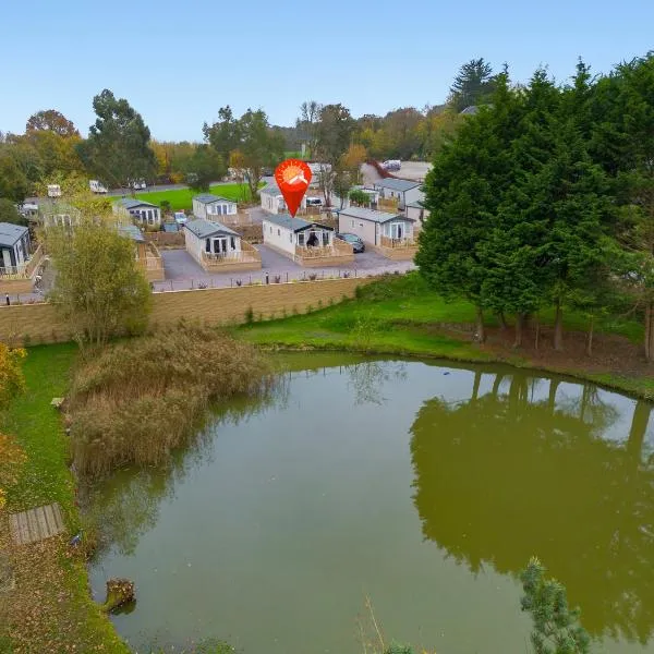 Lake View Holiday Home - Fishing Lakes, Heated Outdoor Swimming Pool 500yrds, hotel v destinaci Exeter