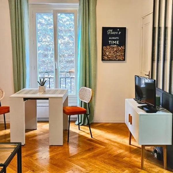 Lovely flat Abbesses center - Paris Montmartre, hotel en París