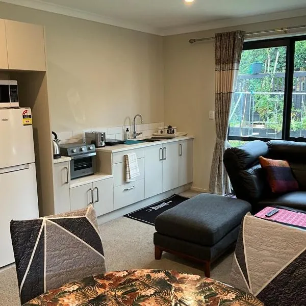 New two Bedroom house attached to main house, hotel v destinaci Pukekohe East