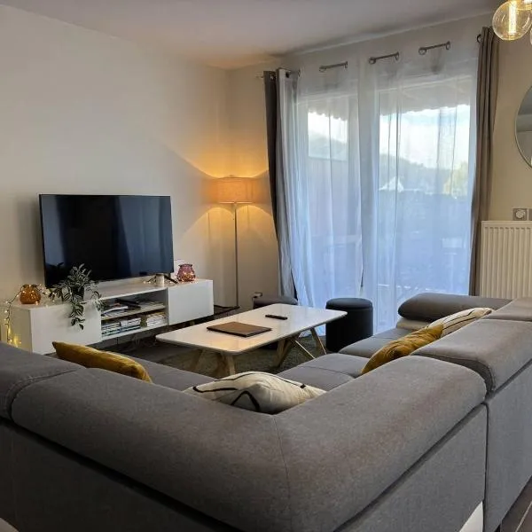 Appartement Confortable avec Terrasse à 5 Min du Centre, Navette Ski Gratuite ! - FR-1-548-34, khách sạn ở Villard-de-Lans