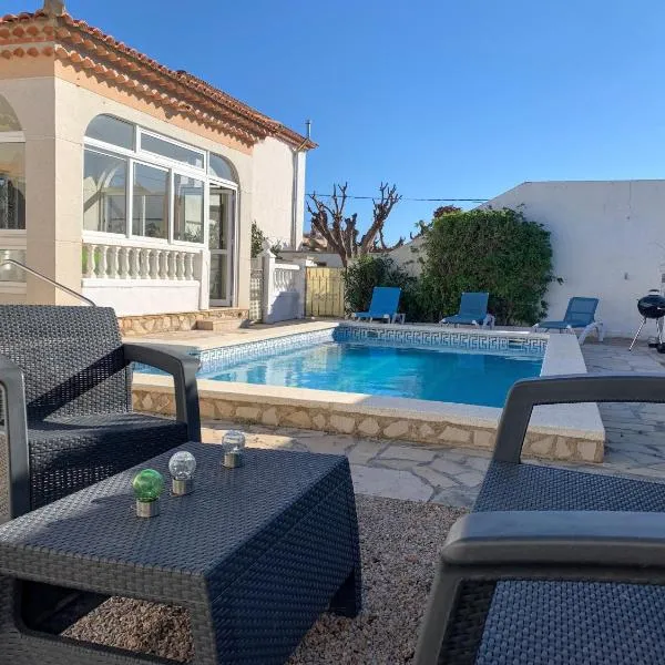 Chalet with pool near the sea, hotel en Mont-roig
