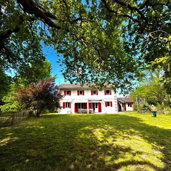 Grande maison entre Lac et forêt, hotel v destinácii Gastes