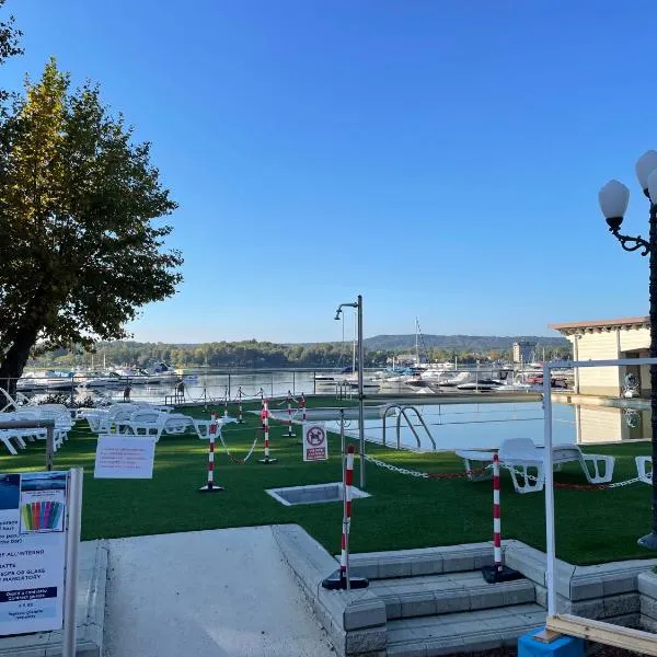 Happy Camp Mobile Homes in Lido di Sesto Camping Boats&Restaurant, hotel v destinaci Sesto Calende