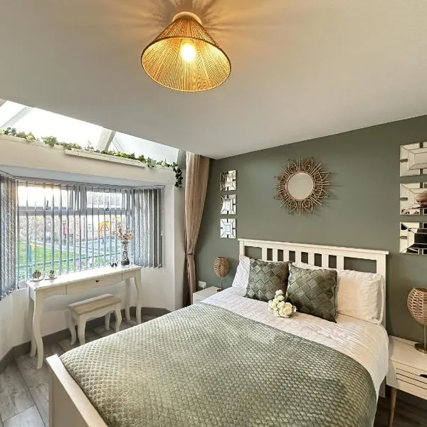 Lilypad Suite - Near NEC Centre, BHX airport, HS2 & Resort World, готель у місті Солігалл