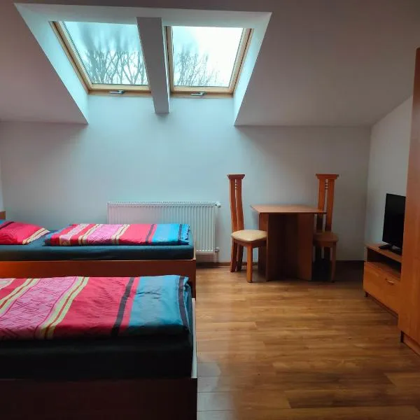 Pokoje Gościnne pod Dębem, hotel v destinaci Popielów