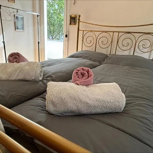 GartenOase in der Universitätsstadt 3 Zimmer Haus mit Parkplatz, hotel in Erlangen