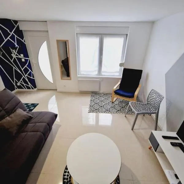 Maison calme et toute équipée avec jardin, hôtel à Maing