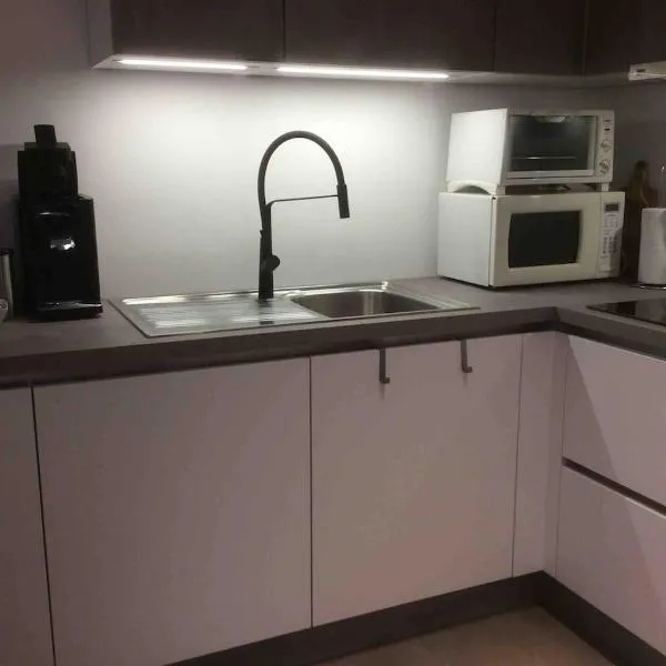 Cosy attic apartment, terrace, 1 bedroom south, hotel in Opdorp