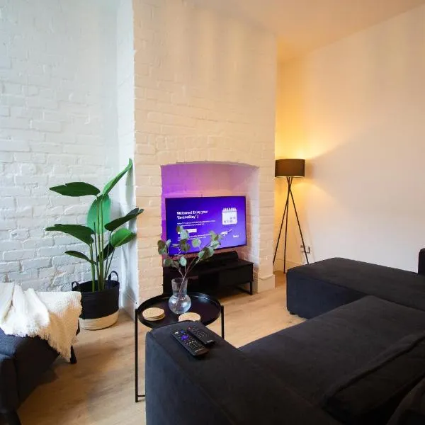 Stylish Cosy 4-Bed Home, Sleeps Up To 10 With Large Sofa Bed, Near Manchester Royal Infirmary & Universities, Free Parking & Ultra-Fast WiFi, hotel in Manchester