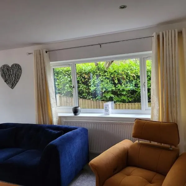 Recently refurbished, spacious 4 bedroom entire house, hotel in Horwich