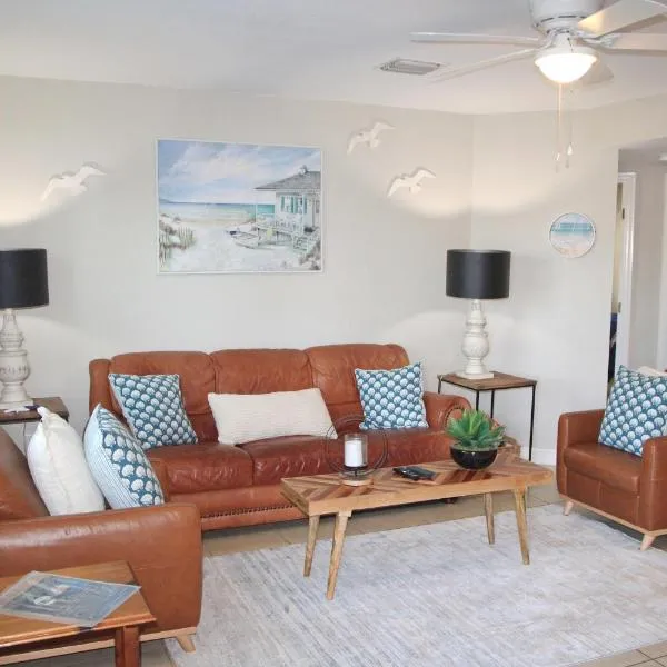 Naples Park Oasis - Cozy Two Bedroom Apartment, hotel in Naples