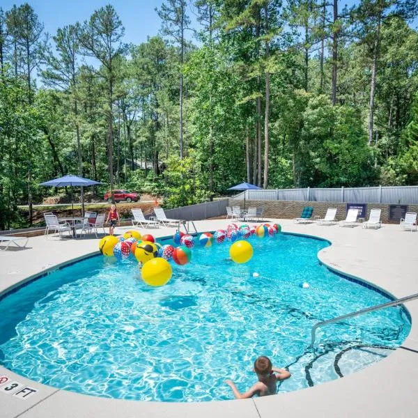 Lake & Mountain Resort Escape-Pools, Golf, Boat，Salem的飯店