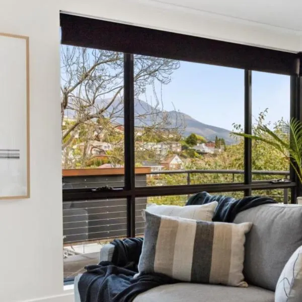 Lipscombe Mt Wellington view luxury house, hotel v destinaci Sandy Bay